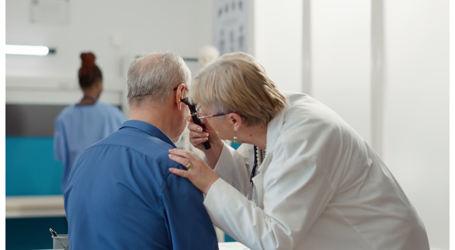 Un médecin injecte de l'eau dans l'oreille d'un patient. Ce qui en